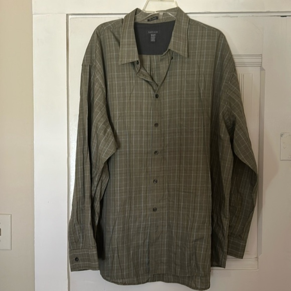 Van Heusen long sleeve dress shirt. 3X. Neck size 19-19 1/2